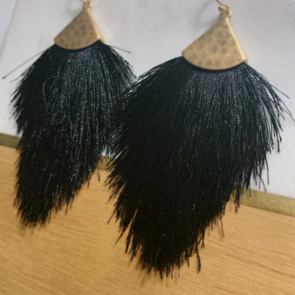 Shoulder Sweeping String Earrings in Black
